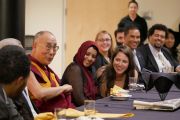 Его Святейшество Далай-лама общается со студентами за обедом в Coors Event Center в Университете Колорадо. Боулдер, штат Колорадо, США. 23 июня 2016 г. Фото: Гленн Асакава (Университет Колорадо в Боулдере)