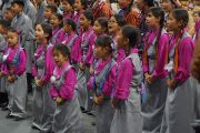 Дээрхийн Гэгээнтэн Далай Ламыг морилон ирэх үеэр төвөд хүүхдүүд ёслолын дуу дуулан угтлаа. АНУ, Колорадо, Баулдер. 2016.06.23. Гэрэл зургийг Жерреми Рассел (ДЛО)
