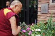 Дээрхийн Гэгээнтэн Далай Лам зочид буудалдаа эргэн ирэх үеэр цэцгийн мандал сонирхов. АНУ, Колорадо, Баулдер. 2016.06.23. Гэрэл зургийг Жерреми Рассел (ДЛО)