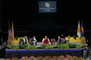 Вид на сцену зала Coors Event Center в Университете Колорадо во время публичной лекции Его Святейшества Далай-ламы «Воспитание для сердца и ума». Боулдер, штат Колорадо, США. 23 июня 2016 г. Фото: Гленн Асакава (Университет Колорадо в Боулдере)
