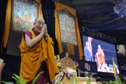 Его Святейшество Далай-лама приветствует слушателей, поднявшись на сцену зала Coors Event Center в Университете Колорадо. Боулдер, штат Колорадо, США. 23 июня 2016 г. Фото: Гленн Асакава (Университет Колорадо в Боулдере)