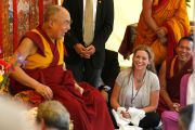 Дээрхийн Гэгээнтэн Далай Лам буддын төвийн гишүүд болон зочидтой уулзаж байгаа нь. АНУ, Индиана, Индианаполис. 2016.06.24. Гэрэл зургийг Крис Бергин
