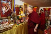 Дээрхийн Гэгээнтэн Далай Лам Индианагийн буддын төвийн шүтээнд мөргөв. АНУ, Индиана, Индианаполис. 2016.06.24. Гэрэл зургийг Крис Бергин