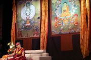 Его Святейшество Далай-лама дарует наставления тибетцам из тибетских общин Колорадо и Нью-Мексико во время аудиенции в Boulder Theater. Боулдер, штат Колорадо, США. 24 июня 2016 г. Фото: Церинг Чоней