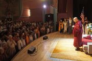 Верующие почтительно приветствуют Его Святейшество Далай-ламу, поднося ему шарфы-хадаки в начале аудиенции в Boulder Theater. Боулдер, штат Колорадо, США. 24 июня 2016 г. Фото: Джереми Рассел (офис ЕСДЛ)