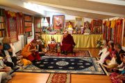 Индианагийн буддын төв дэх жижиг сүмиийн гишүүдтэй Дээрхийн Гэгээнтэн Далай Лам уулзаж байгаа нь. АНУ, Индиана, Индианаполис. 2016.06.24. Гэрэл зургийг Крис Бергин