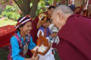 По прибытии Его Святейшества Далай-ламы в буддийский центр Индианы юные тибетцы подносят ему традиционное тибетское приветствие «чема чангпу». Индианаполис, штат Индиана, США. 24 июня 2016 г. Фото: Джереми Рассел (офис ЕСДЛ)
