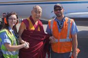 Дээрхийн Гэгээнтэн Далай Лам Баулдерийн онгоцны буудал дээр нислэгийн багийн гишүүдтэй зургаа татуулав. АНУ, Колорадо, Баулдер. 2016.06.24. Гэрэл зургийг Жерреми Рассел (ДЛО)