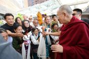 Верующие тепло встречают Его Святейшество Далай-ламу, прибывшего вечером в отель в Индианаполисе. Индианаполис, штат Индиана, США. 24 июня 2016 г. Фото: Крис Берген