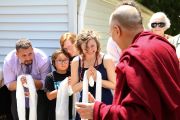 Его Святейшество Далай-лама приветствует верующих, прибывших на встречу в буддийском центре Индианы. Индианаполис, штат Индиана, США. 24 июня 2016 г. Фото: Крис Берген