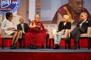 Энн Карри, Его Святейшество Далай-лама, Леди Гага и Филипп Аншутц отвечают на вопросы аудитории во время Конференции мэров США. Индианаполис, штат Индиана, США. 26 июня 2016 г. Фото: Крис Бергин