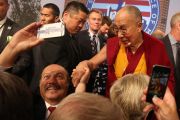 Его Святейшество Далай-лама и мэры американских городов пожимают друг другу руки и позируют для фото по завершении Конференции мэров США. Индианаполис, штат Индиана, США. 26 июня 2016 г. Фото: Крис Бергин