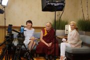 Его Святейшество Далай-лама дает интервью Энн Карри и Леди Гаге для Facebook в прямом эфире перед выступлением на Конференции мэров США. Индианаполис, штат Индиана, США. 26 июня 2016 г. Фото: Джереми Рассел (офис ЕСДЛ)