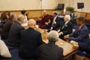 Его Святейшество Далай-лама общается с группой мэров перед выступлением на Конференции мэров США. Индианаполис, штат Индиана, США. 26 июня 2016 г. Фото: Джереми Рассел (офис ЕСДЛ)