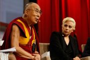 Его Святейшество Далай-лама отвечает на вопросы аудитории во время Конференции мэров США. Индианаполис, штат Индиана, США. 26 июня 2016 г. Фото: Крис Бергин