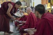Монахов угощают традиционным сладким рисом в ходе церемонии приветствия Его Святейшества Далай-ламы в храме Дрепунг Лачи. Мундгод, штат Карнатака, Индия. 1 июля 2016 г. Фото: Тензин Чойджор (офис ЕСДЛ)