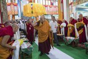 Его Святейшество Далай-лама прибывает в зал собраний храма Дрепунг Лачи. Мундгод, штат Карнатака, Индия. 1 июля 2016 г. Фото: Тензин Чойджор (офис ЕСДЛ)