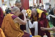 Монахи совершают традиционные подношения Его Святейшеству Далай-ламе в ходе церемонии приветствия в храме Дрепунг Лачи. Мундгод, штат Карнатака, Индия. 1 июля 2016 г. Фото: Тензин Чойджор (офис ЕСДЛ)