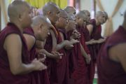 Лам хуврагууд Дээрхийн Гэгээнтэн Далай Ламаас гэлэн санваар хүртэхээр хүлээн зогсож байгаа нь. Энэтхэг, Карнатака муж, Мундгод, Брайбун хийд. 2016.07.02. Гэрэл зургийг Тэнзин Чойжор (ДЛО)