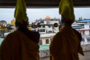 Ранним утром 6 июля в монастыре Дрепунг громогласными звуками ритуальных труб-дунченов тибетские монахи возвещают  о наступлении 81-го дня рождения Его Святейшества Далай-ламы. Мундгод, штат Карнатака, Индия. 6 июля 2016 г. Фото: Тензин Чойджор (офис ЕСДЛ)