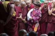 Тибетец из местного тибетского сообщества в традиционном одеянии вместе с монахами ожидает начала молебна о долгой жизни Его Святейшества Далай-ламы, проводимого в монастыре Дрепунг в честь 81-летия Далай-ламы. Мундгод, штат Карнатака, Индия. 6 июля 2016 г. Фото: Тензин Чойджор (офис ЕСДЛ)