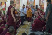 Его Святейшество Далай-лама прибывает в храм Дрепунг Лачи перед началом подношения молебна о долгой жизни в честь его 81-летия. Мундгод, штат Карнатака, Индия. 6 июля 2016 г. Фото: Тензин Чойджор (офис ЕСДЛ)