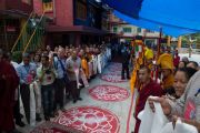Хүндэт зочид, төлөөлөгч нар Дээрхийн Гэгээнтэн Далай Ламыг Үржин Хэрүга хийдэд морилон ирэхийг хүлээж байгаа нь. Энэтхэг, ХП, Ревалсар. 2016.07.13. Гэрэл зургийг Тэнзин Пүнцог (ДЛО)