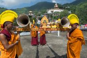 Лам хуврагууд Дээрхийн Гэгээнтэн Далай Ламыг морилон ирэх үеэр их бүрээ татав. Энэтхэг, ХП, Ревалсар. 2016.07.13. Гэрэл зургийг Тэнзин Пүнцог (ДЛО)