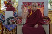 Его Святейшество Далай-лама дарует наставления в ходе встречи, прошедшей в зале собраний Шивацель Пходранга, его официальной резиденции в Ладаке. Ле, Ладак, штат Джамму и Кашмир, Индия. 25 июля 2016 г. Фото: Тензин Чойджор (офис ЕСДЛ)
