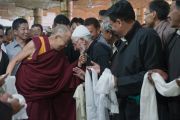 Его Святейшество Далай-лама приветствует старших служителей мечети суннитов. Ле, Ладак, штат Джамму и Кашмир, Индия. 27 июля 2016. Фото: Тензин Чойджор (офис ЕСДЛ)