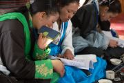 Тибетцы из местного тибетского сообщества читают молитвы вместе с Его Святейшеством Далай-ламой в храме Джоканг. Ле, Ладак, штат Джамму и Кашмир, Индия. 27 июля 2016. Фото: Тензин Чойджор (офис ЕСДЛ)