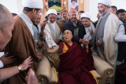 Его Святейшество Далай-лама со служителями мечети шиитов. Ле, Ладак, штат Джамму и Кашмир, Индия. 27 июля 2016. Фото: Тензин Чойджор (офис ЕСДЛ)