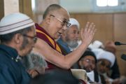Его Святейшество Далай-лама обращается к собравшимся во время встречи в  мечети шиитов. Ле, Ладак, штат Джамму и Кашмир, Индия. 27 июля 2016. Фото: Тензин Чойджор (офис ЕСДЛ)