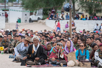 Далай-лама принял участие в празднике в честь основателя тибетской письменности Тхонми Самбхоты и встретился с тибетцами в Чогламсаре