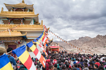 Далай-лама принял участие в празднике в честь основателя тибетской письменности Тхонми Самбхоты и встретился с тибетцами в Чогламсаре