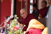 Его Святейшество Далай-лама обращается к верующим, собравшимся на площади у монастыря Нгагьюр Дактог. Ладак, штат Джамму и Кашмир, Индия. 5 августа 2016 г. Фото: Тензин Чойджор (офис ЕСДЛ)