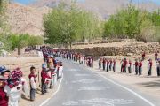 Школьники выстроились вдоль дороги, чтобы проводить Его Святейшество Далай-ламу по окончании визита в монастырь Нгагьюр Дактог. Ладак, штат Джамму и Кашмир, Индия. 5 августа 2016 г. Фото: Тензин Чойджор (офис ЕСДЛ)