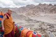 Его Святейшество Далай-лама любуется видом на долину Ле во время визита в монастырь Зангдок Палри. Ладак, штат Джамму и Кашмир, Индия. 7 августа 2016 г. Фото: Тензин Чойджор (офис ЕСДЛ)