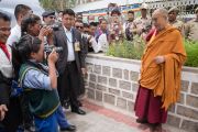 По завершении визита Его Святейшество Далай-лама позирует для студентов фотоклуба Тибетской детской деревни Чогламсара. Ладак, штат Джамму и Кашмир, Индия. 7 августа 2016 г. Фото: Тензин Чойджор (офис ЕСДЛ)