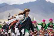 Тибетцы из местного тибетского сообщества исполняют традиционный танец во время визита Его Святейшества Далай-ламы в Тибетскую детскую деревню Чогламсара. Ладак, штат Джамму и Кашмир, Индия. 7 августа 2016 г. Фото: Тензин Чойджор (офис ЕСДЛ)