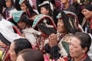Местные жители в традиционных одеяниях слушают обращение Его Святейшества Далай-ламы в монастыре Зангдок Палри. Ладак, штат Джамму и Кашмир, Индия. 7 августа 2016 г. Фото: Тензин Чойджор (офис ЕСДЛ)