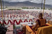 Его Святейшество Далай-лама смотрит выступление местных тибетцев на футбольном поле Тибетской детской деревни Чогламсара. Ладак, штат Джамму и Кашмир, Индия. 7 августа 2016 г. Фото: Тензин Чойджор (офис ЕСДЛ)