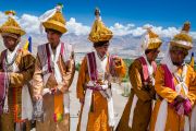 Ладакцы в традиционных одеяниях ожидают прибытия Его Святейшества Далай-ламы к недавно возведенной статуе Будды Шакьямуни. Сток, Ладак, штат Джамму и Кашмир, Индия. 8 августа 2016 г. Фото: Тензин Чойджор (офис ЕСДЛ)