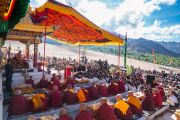 Его Святейшество Далай-лама обращается к студентам, почетным гостям и местным жителям во время праздника в Институте буддийской диалектики в Нгари. Сабу, Ладак, штат Джамму и Кашмир, Индия. 8 августа 2016 г. Фото: Тензин Чойджор (офис ЕСДЛ)