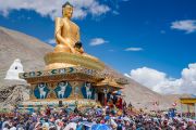Местные жители собрались у недавно возведенной статуи Будды Шакьямуни, чтобы послушать наставления Его Святейшества Далай-ламы. Сток, Ладак, штат Джамму и Кашмир, Индия. 8 августа 2016 г. Фото: Тензин Чойджор (офис ЕСДЛ)