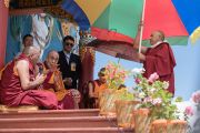 Его Святейшество Далай-лама дарует наставления местным жителям, собравшимся у недавно возведенной статуи Будды Шакьямуни. Сток, Ладак, штат Джамму и Кашмир, Индия. 8 августа 2016 г. Фото: Тензин Чойджор (офис ЕСДЛ)