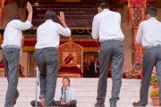 Его Святейшество Далай-лама наблюдает, как группа учащихся проводит буддийский философский диспут во время торжественного открытия четвертого Большого летнего религиозного совета в монастыре Тикси. Ладак, штат Джамму и Кашмир, Индия. 9 августа 2016 г. Фото: Тензин Чойджор (офис ЕСДЛ)