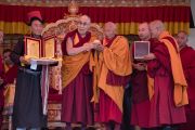 Его Святейшество Далай-лама вручает Тикси Ринпоче благодарственную медаль во время торжественного открытия четвертого Большого летнего религиозного совета в монастыре Тикси. Ладак, штат Джамму и Кашмир, Индия. 9 августа 2016 г. Фото: Тензин Чойджор (офис ЕСДЛ)