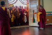 Его Святейшество Далай-лама освящает новый зал для проведения учений в монастыре Тикси. Ладак, штат Джамму и Кашмир, Индия. 9 августа 2016 г. Фото: Тензин Чойджор (офис ЕСДЛ)