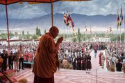 Его Святейшество Далай-лама приветствует верующих по прибытии на площадь для проведения учений в монастыре Тикси. Ладак, штат Джамму и Кашмир, Индия. 9 августа 2016 г. Фото: Тензин Чойджор (офис ЕСДЛ)